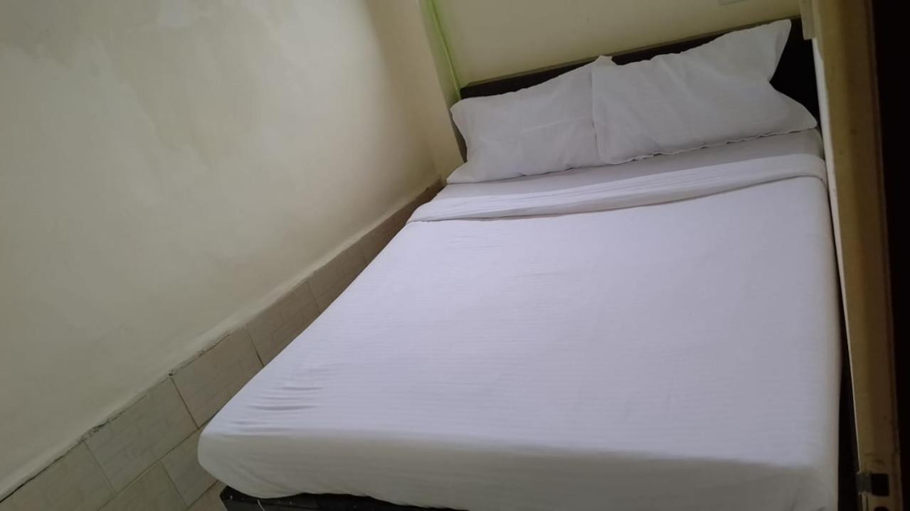 Hotel Urban Comfort Мумбай Екстериор снимка