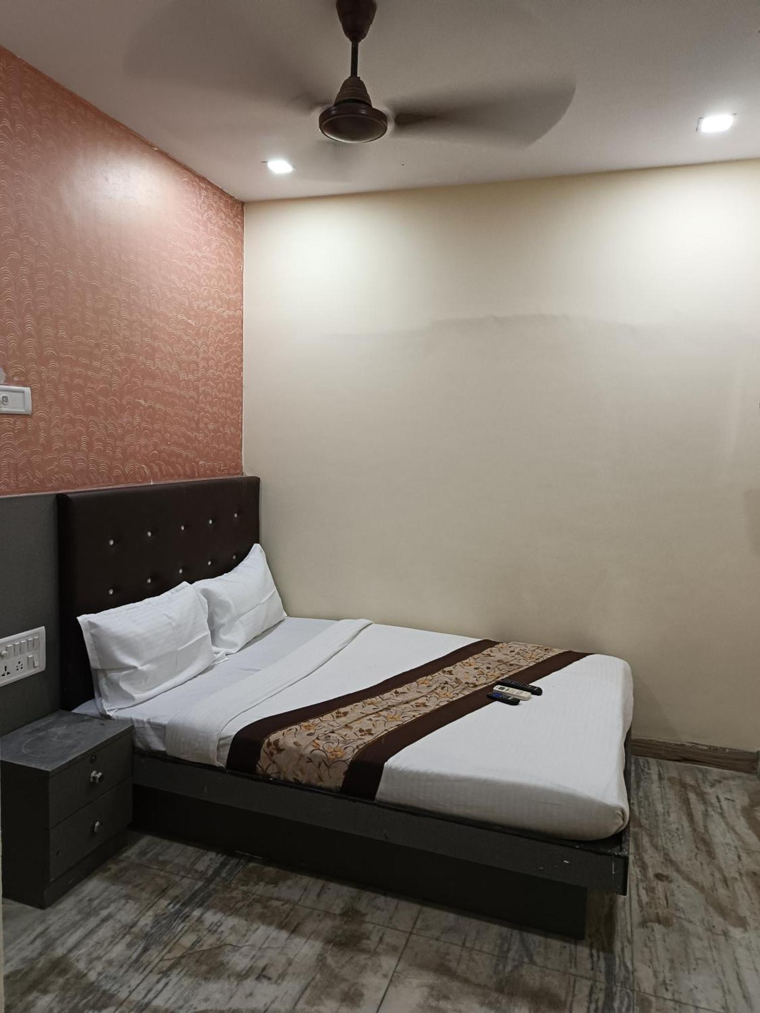 Hotel Urban Comfort Мумбай Екстериор снимка